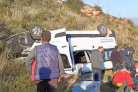 Milas’ta Diyaliz Hastalarını Taşıyan Minibüs Kaza Yaptı: 1 Ölü, 5 Yaralı