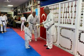Karate Sınavında Genç Sporcuların Başarısı