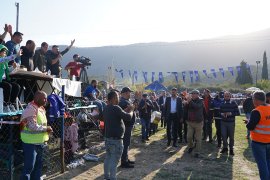 Deve ve boğa güreşlerine vatandaşların ilgisi yoğun oldu