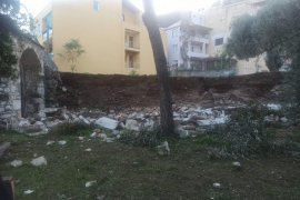 Okul ve Tarihi Camiinin İstinat Duvarı Çöktü