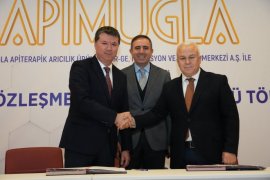 APİMUĞLA Ile Muğla Eczacı Odasi Satış Sözleşmesi İmzaladı