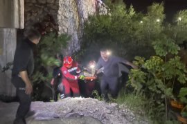 Kamyon Eşen Çayı’na Uçtu, 2 Yaralı