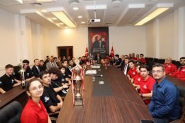 Vali Dr. İdris Akbıyık Teknofest’te ödül alan gençlerle bir araya geldi