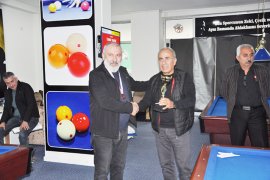  Bilardo Şampiyonu Kupasını Aldı