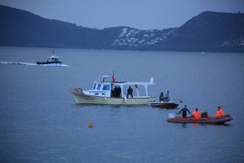 Teknesi kıyıya vurdu, balıkçı kayıp