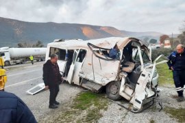 Tır, öğrenci servisine çarptı: 16 yaralı