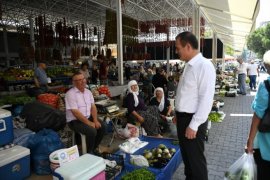 Vali İdris Akbıyık pazar esnafını ziyaret etti