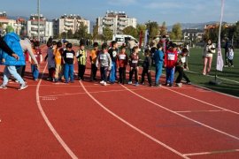 Yarış Pistinde Çocuklar, Tribünlerde Aileler Heyecanı Paylaştı