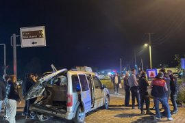 Kamyon Eşen Çayı’na Uçtu, 2 Yaralı