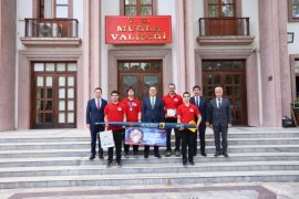 Vali Dr. İdris Akbıyık Teknofest’te ödül alan gençlerle bir araya geldi