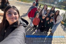 Lise Öğrencilerinden İlkokulu Öğrencilerine Kitap Desteği