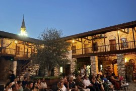 Milas’ta Tarihi Han’da Sinema Keyfi: “Devrim Arabaları” Açık Havada Gösterildi
