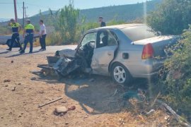 Trafik Kazası: 2 Otomobil Çarpıştı, 3 Yaralı