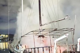 2 ahşap tekne alev alev yandı