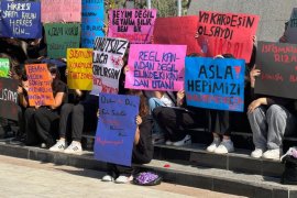 Öğrencilerden 30 Derece Sıcak Altında Kadın Hakları İçin Sessiz Eylem