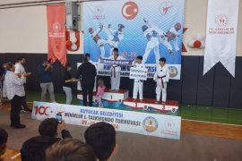 Taekwondocu minikler madalyalar kazandı