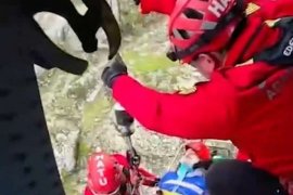 Dağlık Arazide Yaralanan Yürüyüşçü Jandarma Helikopteriyle Tahliye Edildi