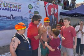 Milaslı Otizmli Gençlerden Kuşadası Açık Su Yüzme Yarışında Büyük Başarı