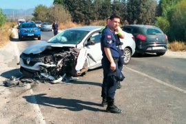 Trafik Kazası: 2 Otomobil Çarpıştı, 3 Yaralı