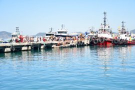Yağlı Direk Yarışı Nefes Kesti, Su Şovları Serinletti