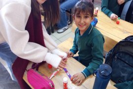 Lise Öğrencilerinden İlkokulu Öğrencilerine Kitap Desteği