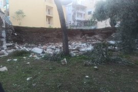 Okul ve Tarihi Camiinin İstinat Duvarı Çöktü