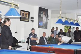  Bilardo Şampiyonu Kupasını Aldı