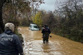 Yağmur Sonrası Araçta Mahsur Kalan Aile Kurtarıldı