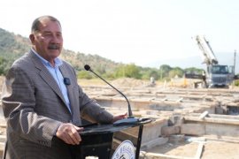 Milas Belediyesi Mahallelerimizi Çok Amaçlı Sosyal Alanlarla Donatıyor… Derince Mahallesi’nde Temel Atıldı