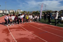 Yarış Pistinde Çocuklar, Tribünlerde Aileler Heyecanı Paylaştı
