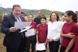 BAŞKAN TOPUZ ÖĞRENCİLERLE BİRLİKTE ZEYTİN FİDANI DİKTİ