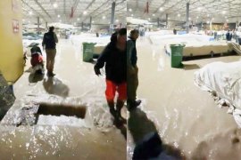 Şiddetli yağış semt pazarını sular altında bıraktı  