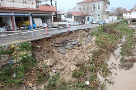 Sağanak yağış dere duvarını çökertti