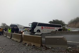SAKAR'DA OTOBÜS KAZASI: 5 YARALI
