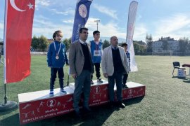 Yarış Pistinde Çocuklar, Tribünlerde Aileler Heyecanı Paylaştı