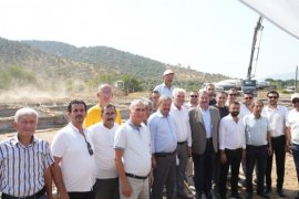 Milas Belediyesi Mahallelerimizi Çok Amaçlı Sosyal Alanlarla Donatıyor… Derince Mahallesi’nde Temel Atıldı