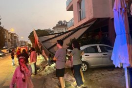 Vatandaşlar Gözlerine İnanamadı: Araç Apartman Duvarını Yıktı