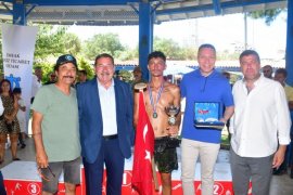 Yağlı Direk Yarışı Nefes Kesti, Su Şovları Serinletti