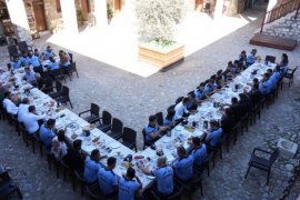 Başkan Topuz, Zabıta Ekibiyle Kahvaltıda Buluşarak Haftalarını Kutladı