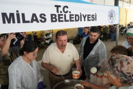 Milas Belediyesi Vatandaşlara Aşure İkram Etti