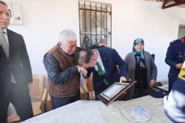 Milaslı Şehidin Şehitlik Beratı Gözyaşlarıyla Takdim Edildi
