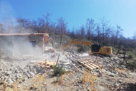 Bir tarafta deniz, bir tarafta ormanlık alan, ortasında kaçak yapı”