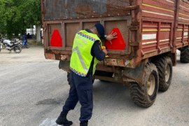 Milas İlçe Jandarma Komutanlığı trafik timleri  bilinçlendirme faaliyetlerini sürdürüyor