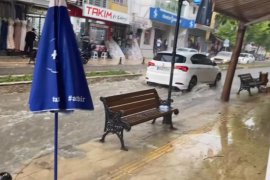 Milas Sağanak Yağışa Teslim Oldu: Trafik Durma Noktasına Geldi