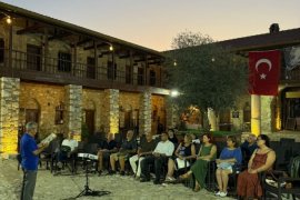 Milas’ta Tarihi Han’da Sinema Keyfi: “Devrim Arabaları” Açık Havada Gösterildi