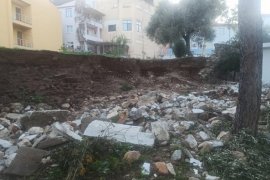 Okul ve Tarihi Camiinin İstinat Duvarı Çöktü