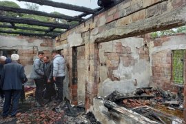 Başkan Tokat, yanan evde incelemede bulundu