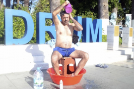 6 Gündür Evine Su Akmadığını Söyleyen Vatandaş, Tepkisini Meydanda Duş Alarak Gösterdi