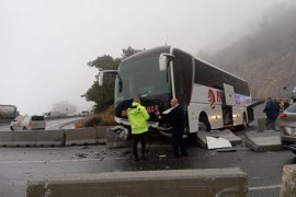 SAKAR'DA OTOBÜS KAZASI: 5 YARALI