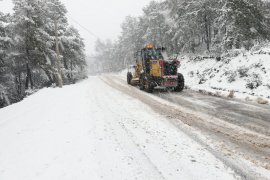 Çukur'da kar yolu trafiğe kapadı